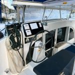 Catamaran Lagoon 380 – Poste de barre extérieur
