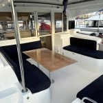 Cockpit du catamaran Excess 12 avec salon extérieur spacieux et espace repas pour une croisière aux Grenadines.