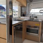 Cuisine du catamaran Excess 12 avec plan de travail, équipements modernes et rangements pour une croisière aux Grenadines.