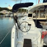 Poste de barre du catamaran Excess 12 avec doubles barres à roue et vue panoramique pour naviguer aux Grenadines.
