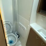 Salle de bain du catamaran Excess 12 avec douche indépendante, lavabo et toilettes privatives pour une croisière aux Grenadines.