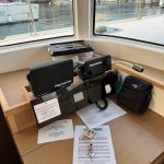 Table à cartes du catamaran Excess 12 avec instruments de navigation modernes pour préparer une croisière aux Grenadines.