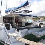 Accès au quai du catamaran Fountaine Pajot Saba 50 avec plateforme arrière facilitant l'embarquement et le débarquement aux Grenadines.