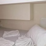 Couloir d'accès aux cabines du catamaran Fountaine Pajot Saba 50 avec aménagement spacieux et circulation fluide pour une croisière aux Grenadines.