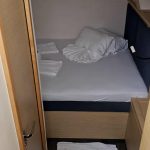 Vue extérieure des cabines du catamaran Fountaine Pajot Saba 50 avec hublots panoramiques et design moderne pour une croisière aux Grenadines.