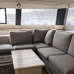 Carré du catamaran Fountaine Pajot Saba 50 avec salon panoramique spacieux et lumineux pour une croisière confortable aux Grenadines.