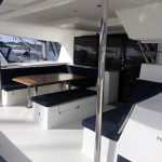 Cockpit du catamaran Fountaine Pajot Saba 50 avec vaste espace repas et détente, idéal pour une croisière aux Grenadines.
