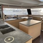 Cuisine du catamaran Fountaine Pajot Saba 50 entièrement équipée avec espace de préparation moderne pour une croisière aux Grenadines.