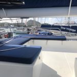 Flybridge du catamaran Fountaine Pajot Saba 50 avec salon panoramique et vue imprenable sur les Grenadines.