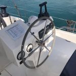 Poste de barre du catamaran Fountaine Pajot Saba 50 avec commandes ergonomiques et vue panoramique pour naviguer aux Grenadines.