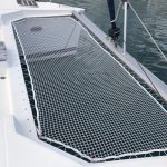 Trampoline avant du catamaran Fountaine Pajot Saba 50 offrant un espace de détente avec vue sur les eaux turquoise des Grenadines.