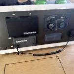 Table à cartes du catamaran Fountaine Pajot avec instruments de navigation modernes pour préparer une croisière aux Grenadines.