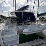 Accès au quai du catamaran Lagoon 380 avec plateformes arrière facilitant l'embarquement et la baignade aux Grenadines.