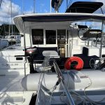 Accès au quai du catamaran Lagoon 40 avec plateformes arrière facilitant l'embarquement, la baignade et les activités nautiques aux Grenadines.