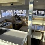 Carré du catamaran Lagoon 40 avec salon panoramique lumineux et espace de vie confortable pour une croisière aux Grenadines.