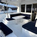 Cockpit du catamaran Lagoon 40 avec salon extérieur spacieux et espace repas ombragé pour une croisière aux Grenadines.