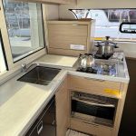 Cuisine du catamaran Lagoon 40 avec plan de travail spacieux, équipements modernes et rangements pour une croisière aux Grenadines.