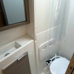 Salle de bain du catamaran Lagoon 40 avec douche indépendante, lavabo et toilettes privatives pour une croisière aux Grenadines.