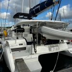 Accès au quai du catamaran Lagoon 42 grâce à ses larges plateformes arrière