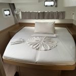 Cabine arrière du catamaran Lagoon 42 avec lit double et lumière naturelle