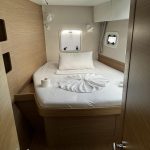 Cabine avant du catamaran Lagoon 42 avec lit double et lumière naturelle