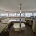 Carré lumineux du catamaran Lagoon 42 avec vue panoramique sur la mer