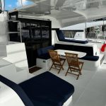 Cockpit spacieux du catamaran Lagoon 42 avec salon extérieur et espace repas