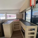Cuisine moderne du catamaran Lagoon 42 ouverte sur le carré