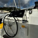Poste de barre du catamaran Lagoon 42 avec vue panoramique sur la navigation