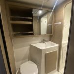 Salle de bain du catamaran Lagoon 42 avec douche séparée et toilettes marines