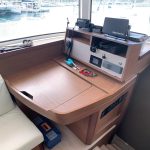 Table à cartes du catamaran Lagoon 42 avec poste de navigation
