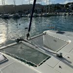 Trampoline avant du catamaran Lagoon 42 avec vue panoramique sur la mer des Caraïbes