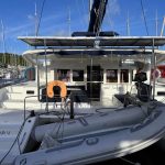 Accès au quai du catamaran Lagoon 450 avec plateformes arrière facilitant l'embarquement et la baignade aux Grenadines.