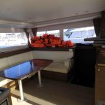 Carré du catamaran Lagoon 450 avec salon panoramique lumineux et espace de vie confortable pour une croisière aux Grenadines.