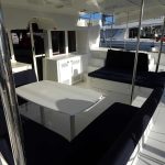 Cockpit du catamaran Lagoon 450 avec vaste espace repas ombragé et salon extérieur pour une croisière aux Grenadines.