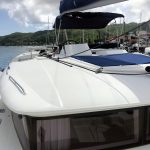 Flybridge du catamaran Lagoon 450 avec salon panoramique et vue imprenable sur les Grenadines et les Caraïbes.