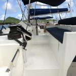 Poste de barre du catamaran Lagoon 450 avec commandes de navigation et vue panoramique sur les Grenadines.