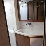 Salle de bain du catamaran Lagoon 450 avec douche, lavabo et toilettes privatives pour une croisière confortable aux Grenadines.