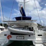 Accès au quai du catamaran Lagoon 46 avec plateformes arrière facilitant l'embarquement, la baignade et les activités nautiques aux Grenadines.