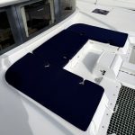 Bain de soleil du catamaran Lagoon 46 avec matelas confortables et vue panoramique sur les Grenadines.