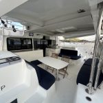 Cockpit du catamaran Lagoon 46 avec salon extérieur spacieux et espace repas ombragé pour une croisière aux Grenadines.