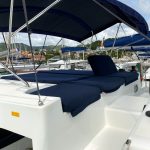 Flybridge du catamaran Lagoon 46 avec salon panoramique et vue à 360° sur les Grenadines et les Caraïbes.