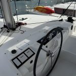 Poste de barre du catamaran Lagoon 46 avec commandes de navigation ergonomiques et vue panoramique sur les Grenadines.