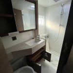 Salle de bain du catamaran Lagoon 46 avec douche indépendante, lavabo et toilettes privatives pour une croisière aux Grenadines.