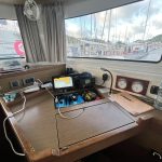 Table à cartes du catamaran Lagoon 46 avec instruments de navigation électroniques pour préparer une croisière aux Grenadines.
