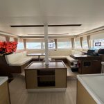 Carré du catamaran Lagoon 50 avec salon panoramique lumineux et espace de vie haut de gamme pour une croisière aux Grenadines.