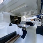 Cockpit du catamaran Lagoon 50 avec vaste salon extérieur et espace repas ombragé pour une croisière aux Grenadines.