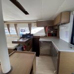 Cuisine du catamaran Lagoon 50 avec plan de travail spacieux, équipements modernes et rangements pour une croisière aux Grenadines.