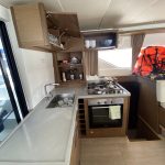 Cuisine du catamaran Lagoon 50 avec espace de préparation, rangements intégrés et équipements modernes pour une croisière aux Grenadines.