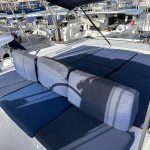 Flybridge du catamaran Lagoon 50 avec salon panoramique et vue à 360° sur les Grenadines et les Caraïbes.